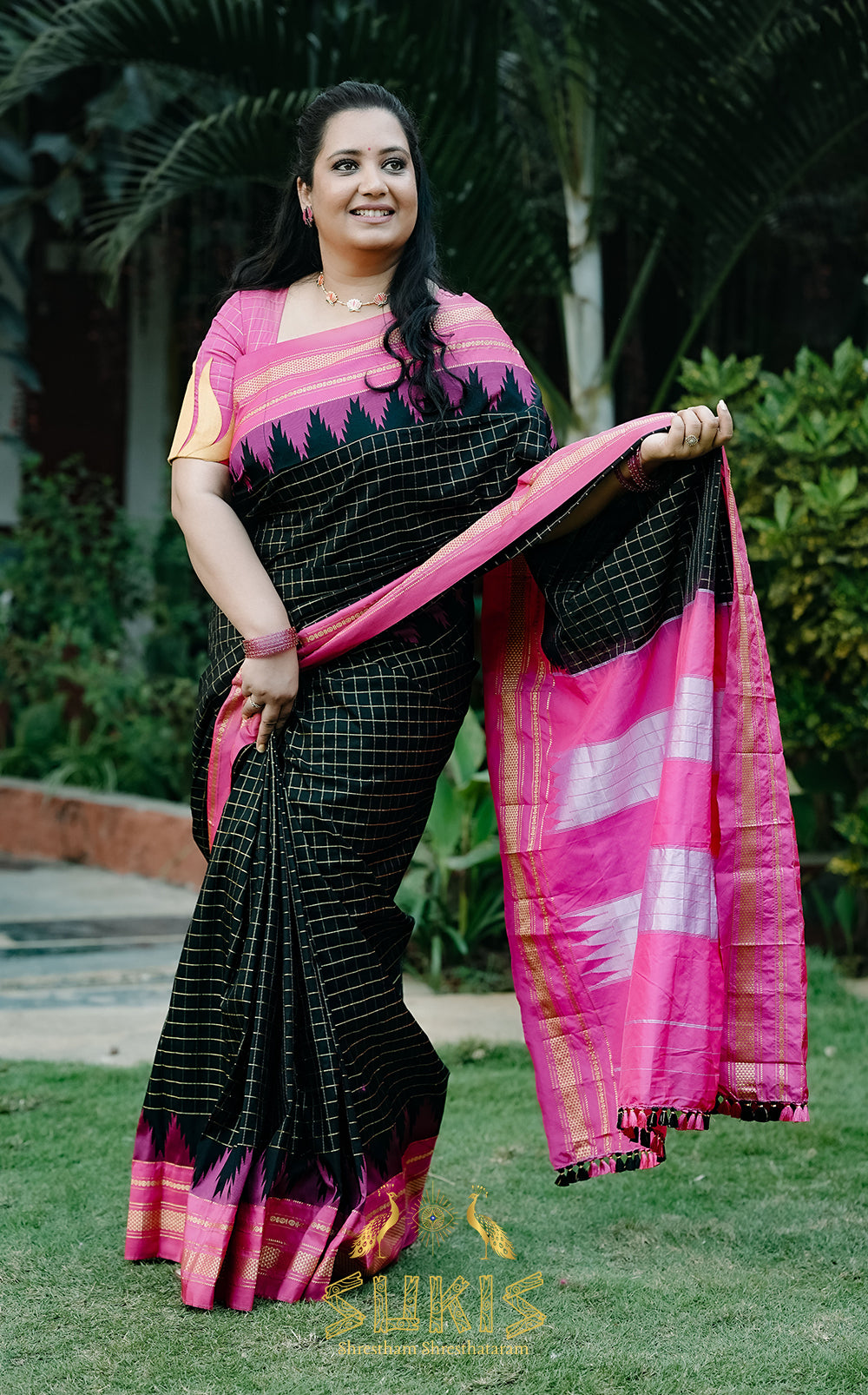 lose-up of Ilkal saree pallu – black pink check handloom design"